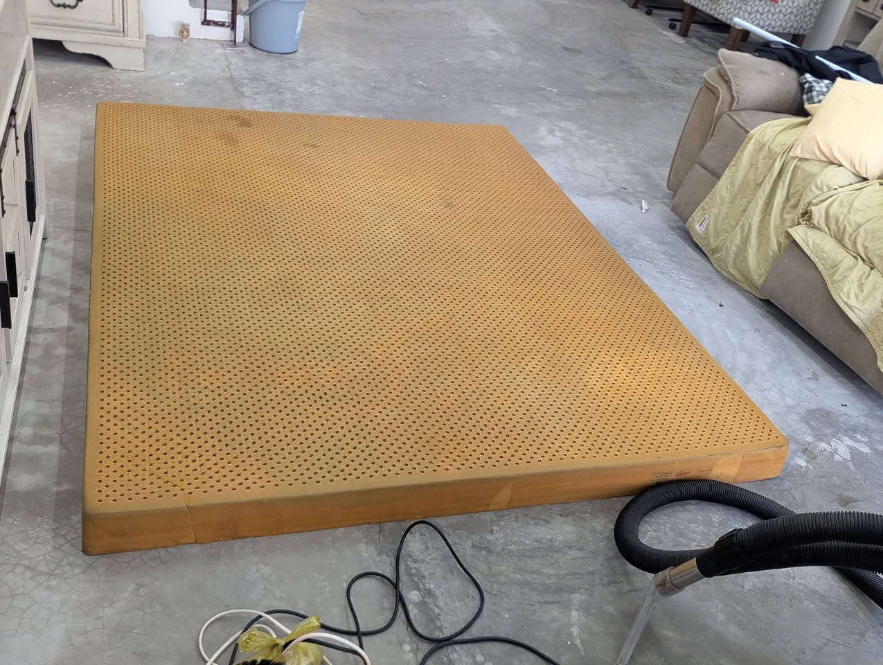 Nhân viên Sofa Sạch làm sạch nệm