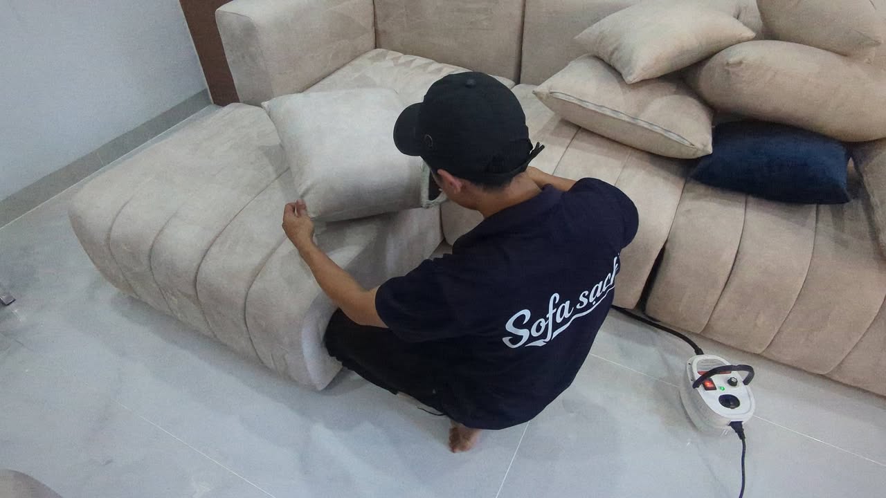 Nhân viên Sofa Sạch giặt ghế sofa tại nhà